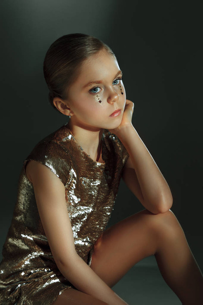 The fashion portrait of young beautiful teen girl at studio - Fotografie, Obrázek