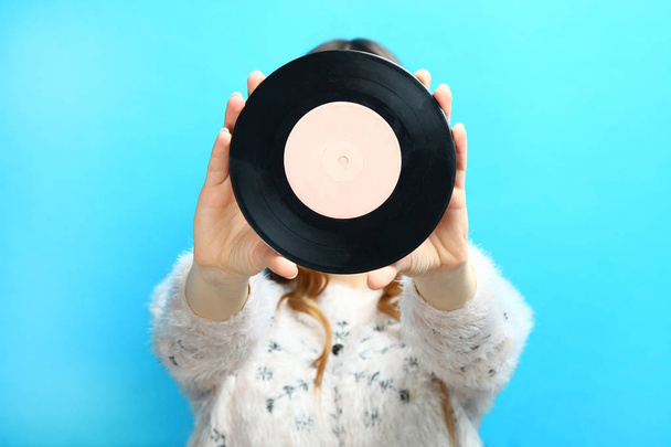 Dívka drží vinylová deska - Fotografie, Obrázek