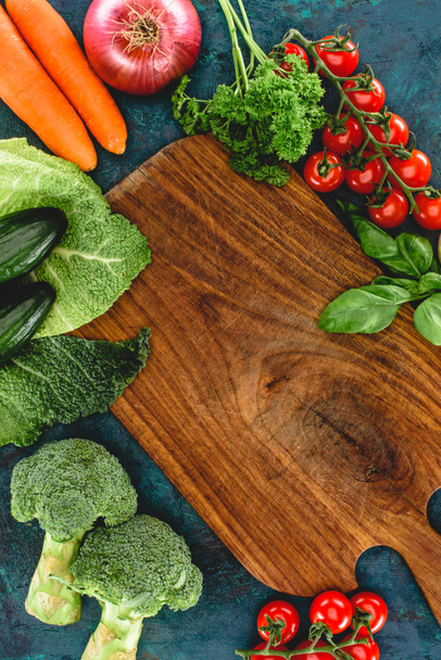 vista superior de verduras frescas crudas saludables y tabla de cortar de madera
 - Foto, Imagen