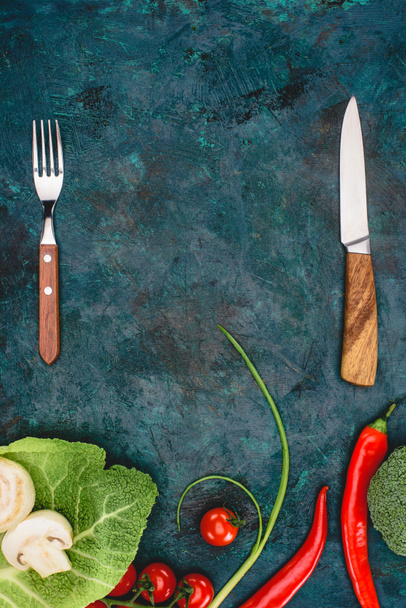 Ansicht der Gabel mit Messer und frischem, gesundem Gemüse auf schwarz - Foto, Bild