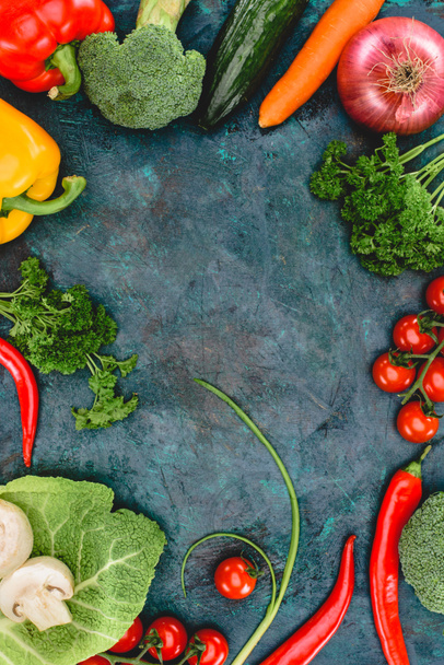 vista superior de legumes saudáveis frescos em preto
 - Foto, Imagem