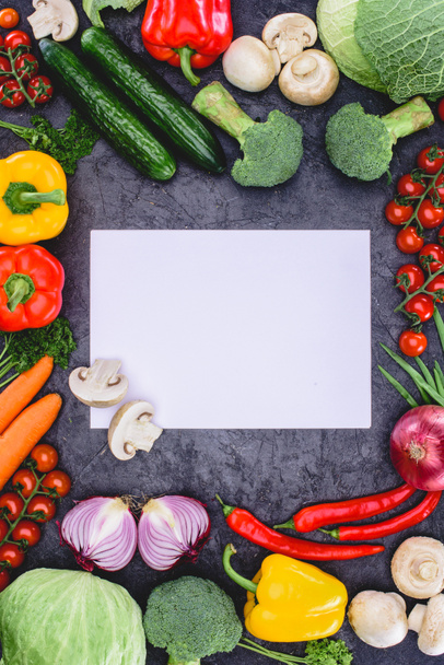 vista superior de verduras frescas crudas y papel en blanco
  - Foto, imagen