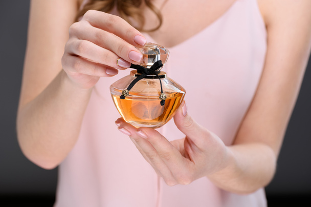 香水の女性オープン ボトルのショットをトリミング - 写真・画像