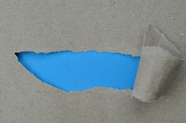 rasgado papel artesanal aberto mostrando papel azul em branco abaixo com espaço para uma mensagem
 - Foto, Imagem