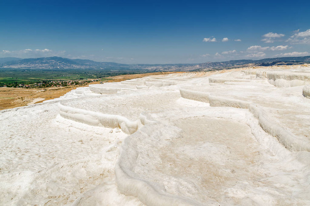 Sonny view of natural travertine pools and terraces in Pamukkale, Denizli province, Turkey. - Zdjęcie, obraz