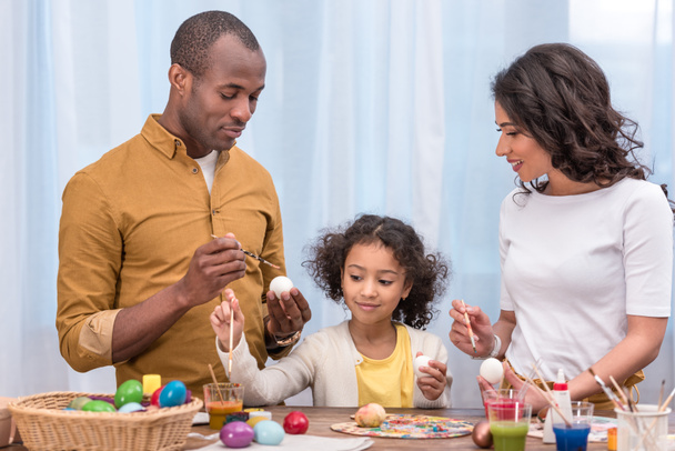african american parents and daughter painting chicken easter eggs - Φωτογραφία, εικόνα