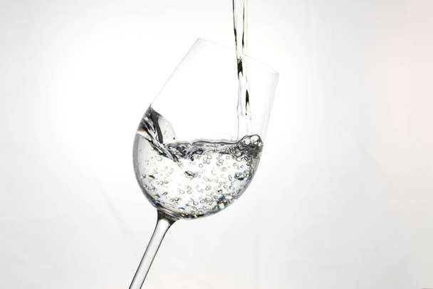 Água em copo de vinho
 - Foto, Imagem