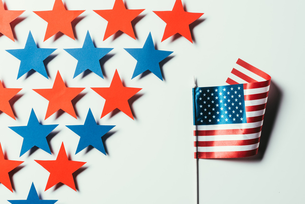 vista superior de estrellas y bandera americana aislada en blanco, concepto de día de presidentes
 - Foto, Imagen