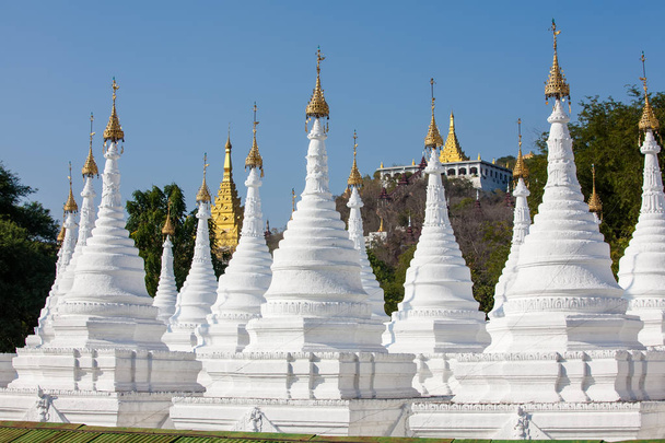 View to the complex of Kuthodaw pagoda near Mandalay, Myanmar - Foto, Imagem