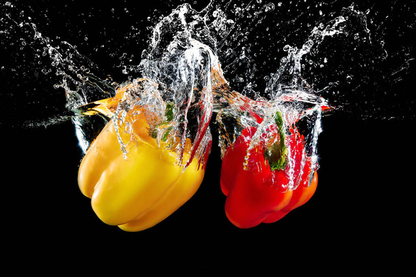 bell pepper in water with splash - Foto, imagen