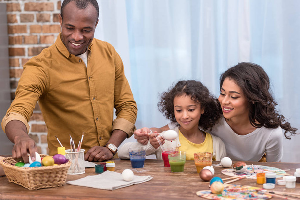 feliz afro-americano família pintura páscoa ovos
 - Foto, Imagem