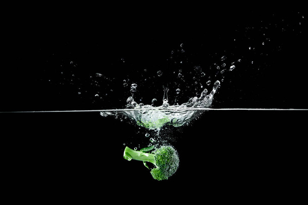 broccoli in water with splash - Foto, Imagem