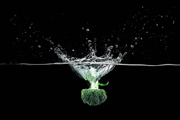 broccoli in water with splash - Fotó, kép