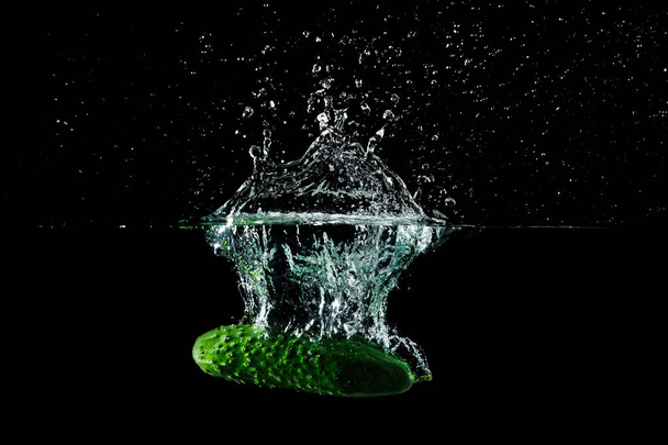 cucumber in water with splash - Foto, Imagen