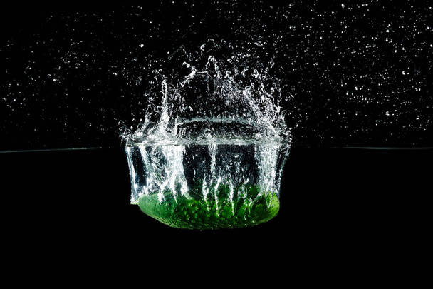 cucumber in water with splash - Foto, Bild