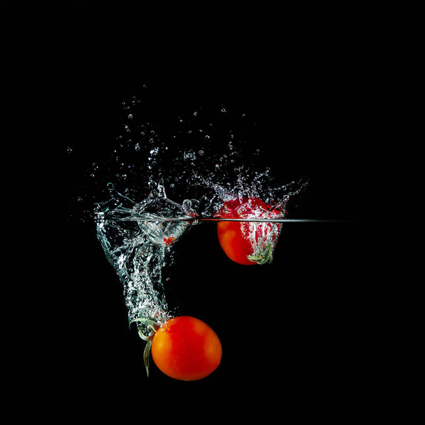 Tomate im Wasserspritzer - Foto, Bild
