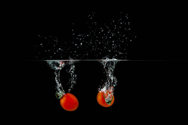tomato in water splash - Valokuva, kuva