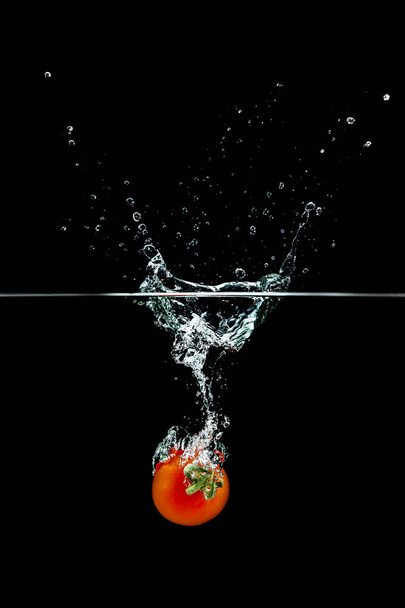 tomato in water splash - Φωτογραφία, εικόνα