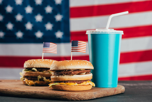 close up view of burgers with american flags and soda drink, presidents day celebration concept - Foto, immagini