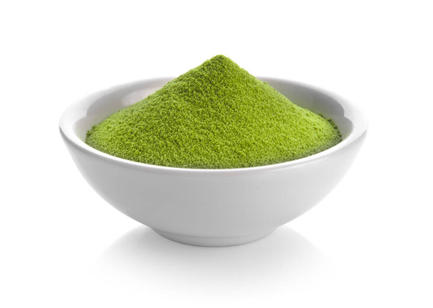πράσινο τσάι σε σκόνη σε ένα μπολ σε λευκό φόντο - Φωτογραφία, εικόνα