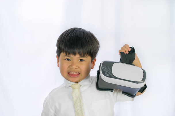 Μικρό αγόρι κρατώντας 3d γυαλιά με λευκό φόντο, πορτρέτο imag - Φωτογραφία, εικόνα