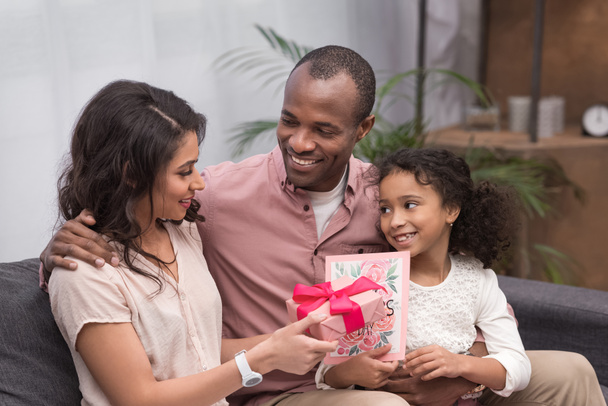 afro-americano figlia e marito che presentano doni alla moglie il giorno delle madri
 - Foto, immagini