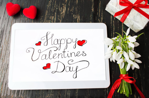 glückliche Valentinstag Kalligraphie Notiz auf einer Tablette - Foto, Bild
