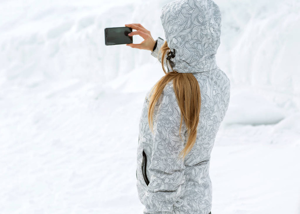  tourist makes selfies on a high mountainside - 写真・画像