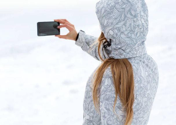  tourist makes selfies on a high mountainside - Fotografie, Obrázek