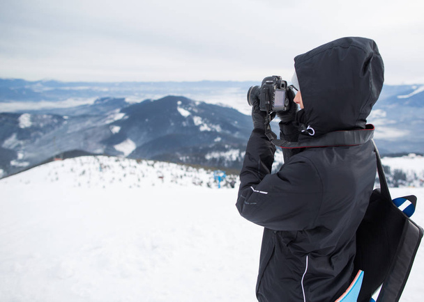 photographer in the winter, on top of the mountain - Foto, immagini