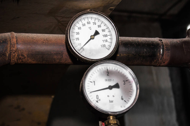 Thermometer en een barometer op een oude roestige pipe - Foto, afbeelding