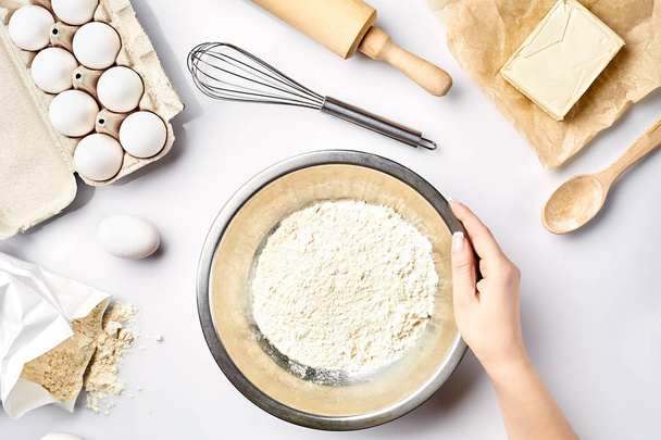 Hand sift flour. Bakery prepare for make cake. Top view - Foto, Imagem