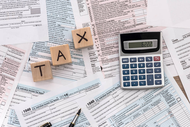 время уплаты налогов - деревянные кубики, фоем, калькулятор и ручка
 - Фото, изображение