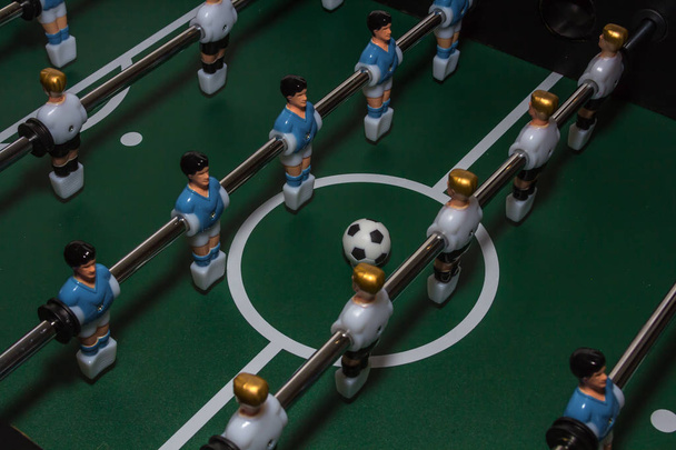 Piłka nożna gra tabeli. Zielone pola z niebieskie i białe plastikowe futbol - Zdjęcie, obraz