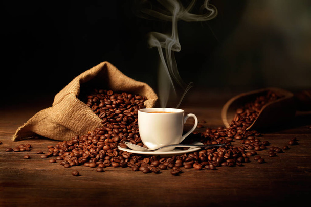 tazza di caffè espresso con sacchetto di iuta e chicchi di caffè
 - Foto, immagini
