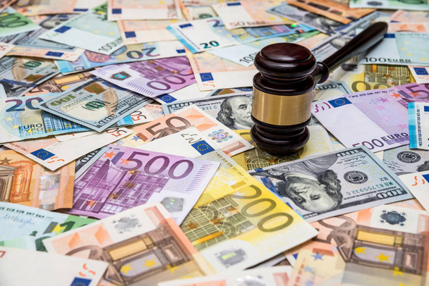 σφυρί δικαστή στο φόντο των λογαριασμών του δολαρίου και του ευρώ - Φωτογραφία, εικόνα