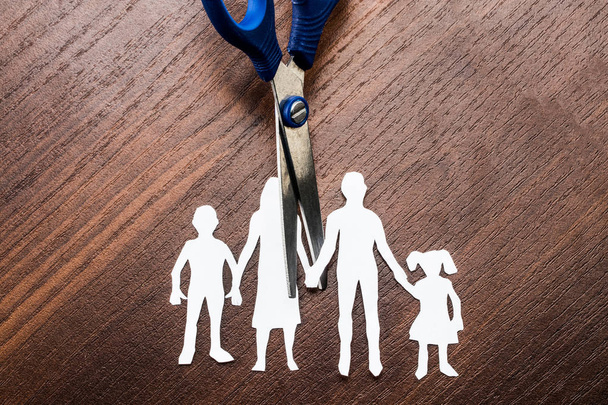 Ciseaux de divorce et de garde d'enfants brisant la famille
 - Photo, image