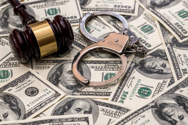 Finans ya da suç kavramı - kelepçe dolar ve tokmak - Fotoğraf, Görsel