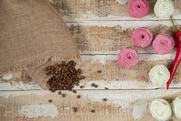 ufalanmış kahve çekirdekleri ve acı biber ile doğal malzemelerle yapılan ev yapımı lokum kek - Fotoğraf, Görsel