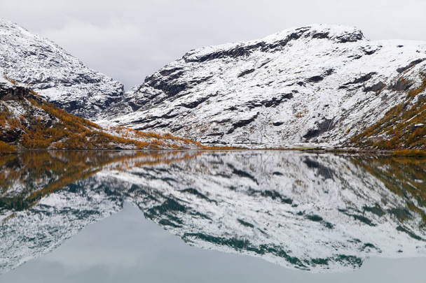 Riflessioni gelide sul lago Bovertunvatnet
 - Foto, immagini