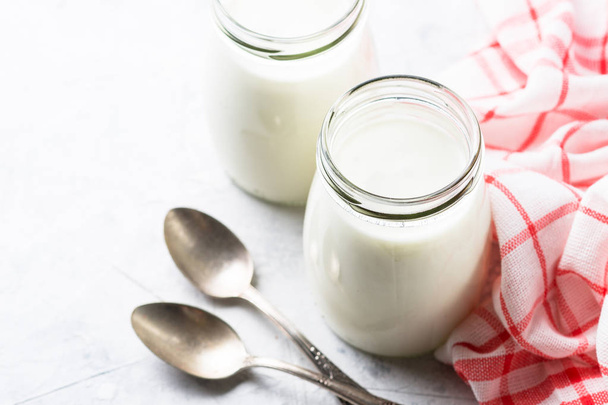 Greek yogurt in glass jars. - Foto, Bild
