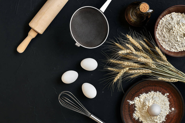 Preparazione cottura cottura tavolo da cucina piatti marroni ware alimentari freschi ingredienti diversi: uova, farina, olio, roba vista dall'alto
 - Foto, immagini