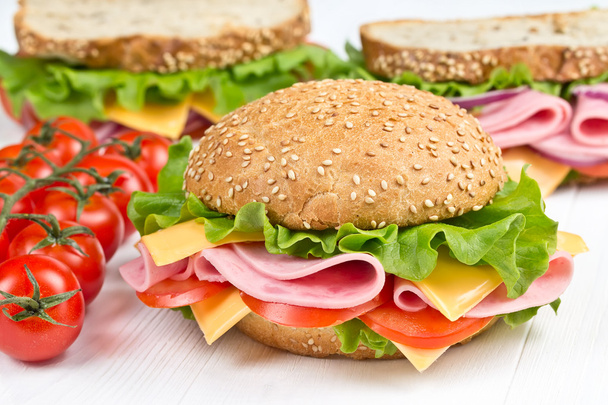 Semmeln und Sandwiches mit Schinken und Käse - Foto, Bild