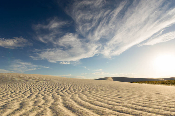 άγρια και απομακρυσμένη έρημο τοπίο στην λευκή άμμο κοντά στο Alamogordo στο νότιο Νέο Μεξικό - Φωτογραφία, εικόνα