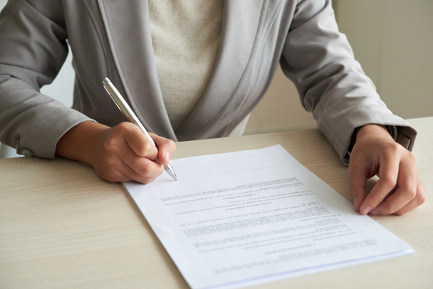 Обрезанный имидж предпринимателя при подписании бизнес-контракта
 - Фото, изображение