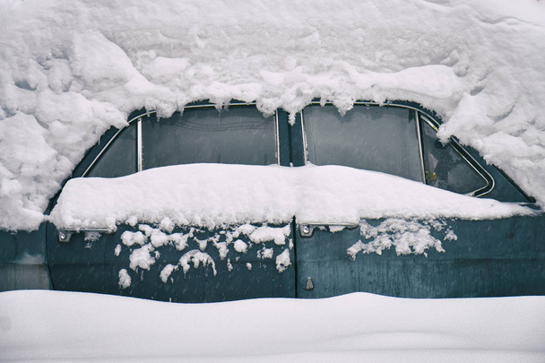 Vecchia macchina sovietica russa sepolta sotto la neve
 - Foto, immagini