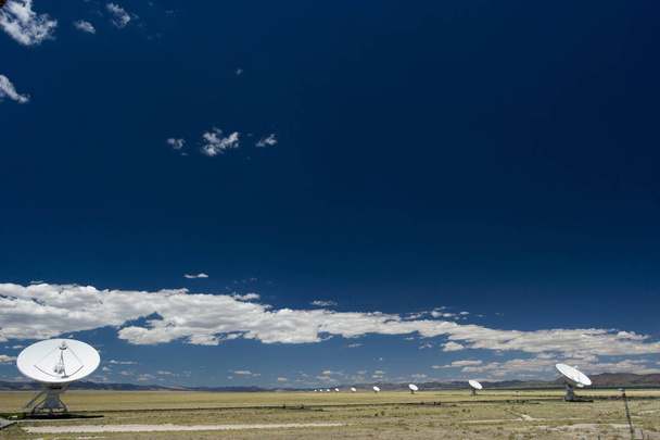 ニュー メキシコ北部に Vla で大型の白いパラボラ アンテナ - 写真・画像