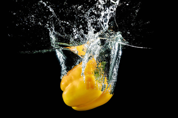 bell pepper in water with splash - Valokuva, kuva