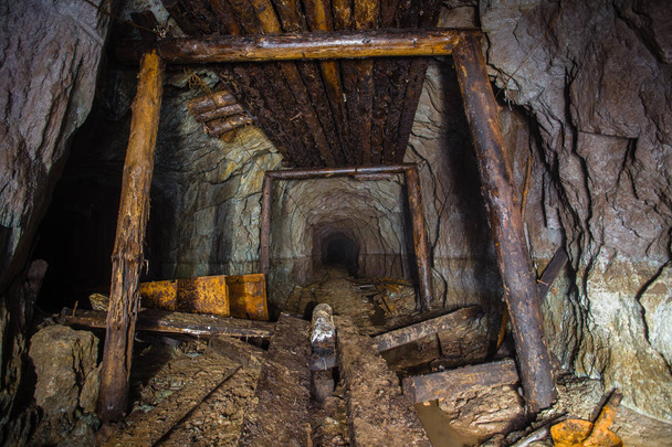 alter Kupfer-Malachit-Minentunnel mit eingestürzten Holzbalken - Foto, Bild