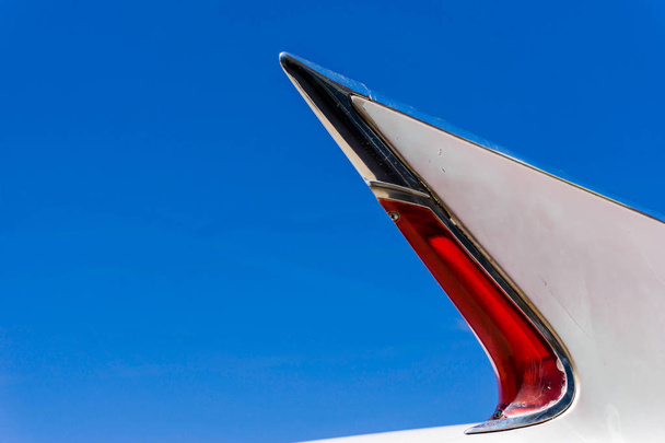 хвост и хвост классического автомобиля под ясным синим небом
 - Фото, изображение